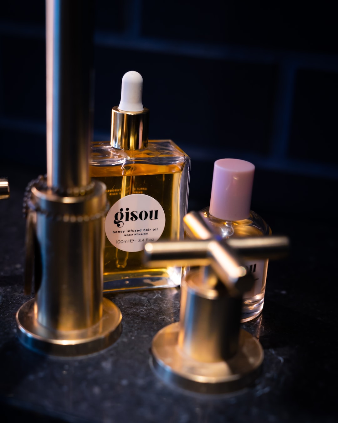 Revive and Refresh: Tips on How to Keep Your Hair Looking Great Between Washes